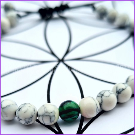 Bracelet extensible en perles d'Howlite et sa perle de Malachite