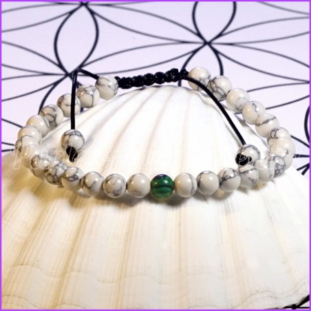 Bracelet extensible en perles d'Howlite et sa perle de Malachite