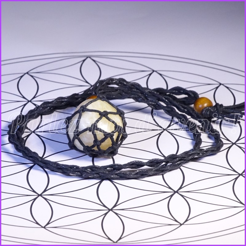 Pendentif de protection pierre de CALCITE ORANGE et cordon en ficelle de chanvre interchangeable