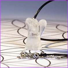 Pendentif de protection "Étreinte Angélique en Cristal de Roche" 2