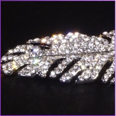 Sautoir argenté avec pendentif strassé en forme de plume d'ange 2