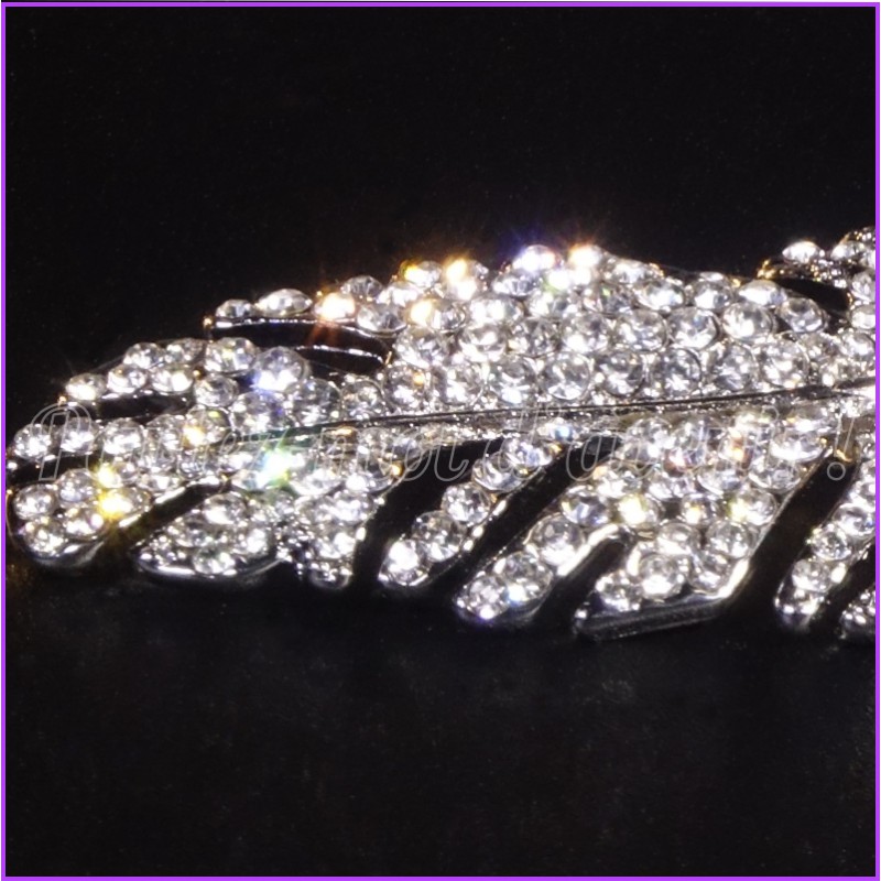 Sautoir argenté avec pendentif strassé en forme de plume d'ange